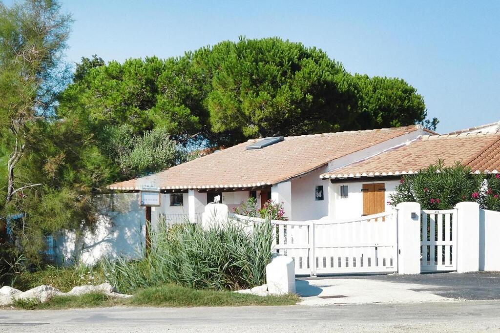 Holiday Home With Shared Pool Сент-Мари-де-ла-Мер Экстерьер фото